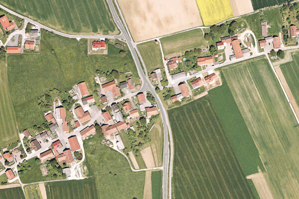 Luftbild des Straßendorfes Engelsberg