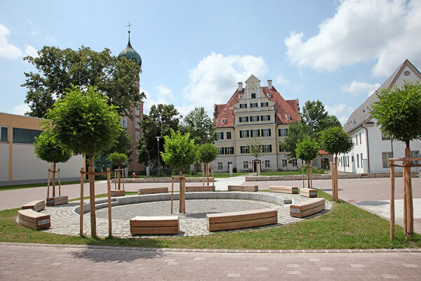 Neu gestaltete Freifläche vor dem Schloss, die gleichzeitig der Pausenhof für die Schule ist.