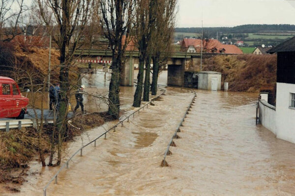 Der Krumbach ist über die Ufer getreten und hat angrenzende Hausgrundstücke überschwemmt