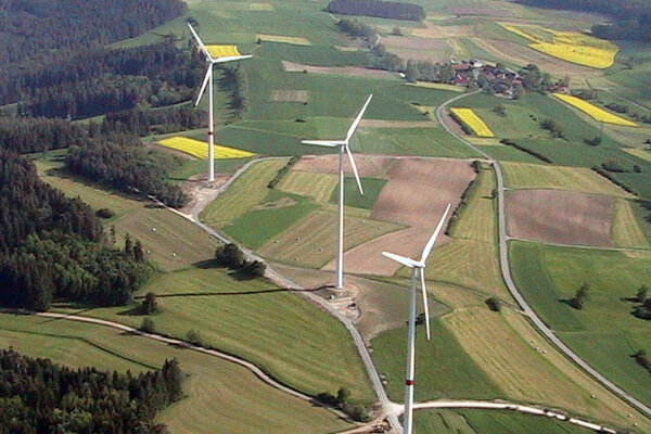 Windkraftanlagen auf einem Feld