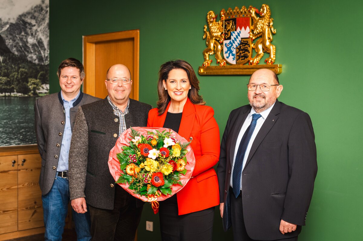 (v. l.) Felix Punzmann (Vorstandsmitglied Bund deutscher Baumschulen, Landesverband Bayern e.V.), Herbert Puffer, (Vizepräsident Bayerischer Gärtnerei-Verband e.V.), Landwirtschaftsministerin Michaela Kaniber und Gerhard Zäh (Präsident Verband Garten-, Landschafts- und Sportplatzbau Bayern e.V.) 