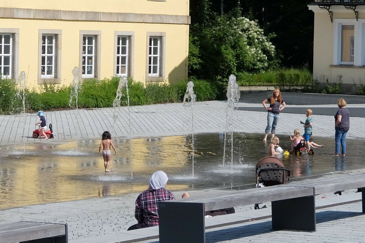 Kinder in einem Fontänen-Wasserspiel. 