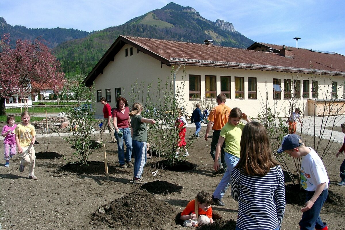 Kinder in einem Garten am Pflanzen