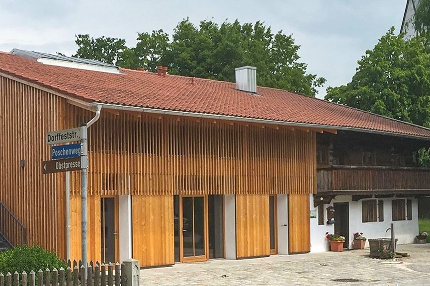 Der Stadel eines Bauernhauses im oberbayerischen Baustil ist erneuert, der Wohnteil im historischen Baustil erhalten.