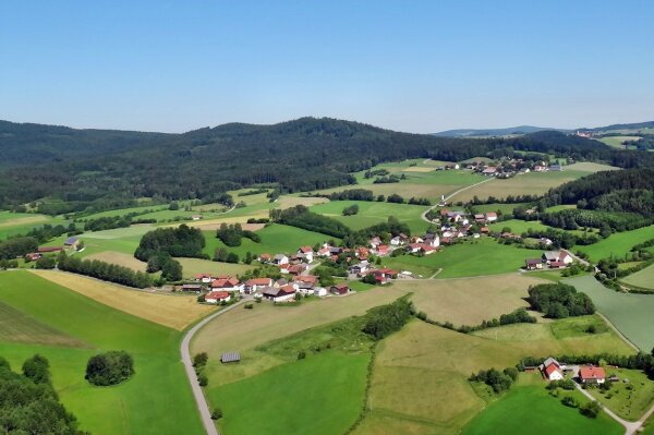 Luftbild einer oberpfälzischen Landschaft mit Feldern und Siedlung