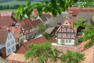 Dorfmitte mit markanten fränkischen Fachwerkhäusern und angrenzender Dachlandschaft