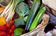 Buntes, frisches Gemüse angeboten in einer Verkaufstheke