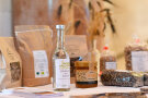 Ausstellertisch mit Produkten des Biohofes Wölfert mit Produkten, wie Edelbrand aus Emmer, Honig etc.