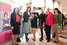 Die Ministerin mit einem Buch einer Preisträgerin mit der Preisträgerin und mehreren Damen