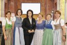 Ministerin Michaela Kaniber mit fünf Frauen des Landshuter-Bäuerinnen-Service