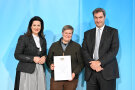 (v. l.) Ministerin Michaela Kaniber; Nora Wölfert, Biohof Wölfert, Lkr. Coburg; Ministerpräsident Dr. Markus Söder