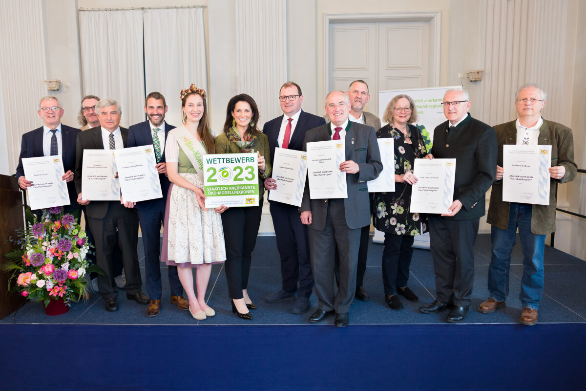 Gruppenfoto der Verleihung mit Ministerin, Bio-Königin (7.u.8.v.r) und den Vertreterinnen und Vertretern der neuen Ökomodellregionen.