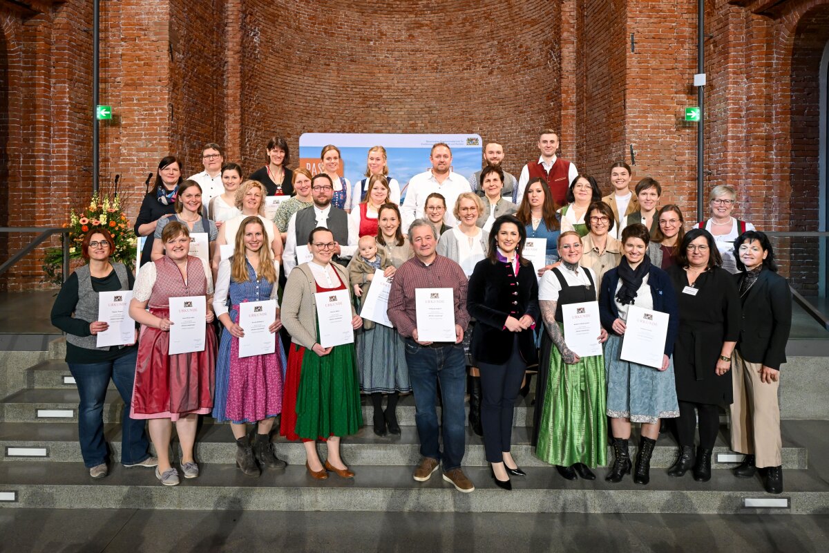 Ministerin Michaela Kaniber mit den Ausgezeichneten der Betriebszweigentwicklung Direktvermarktung