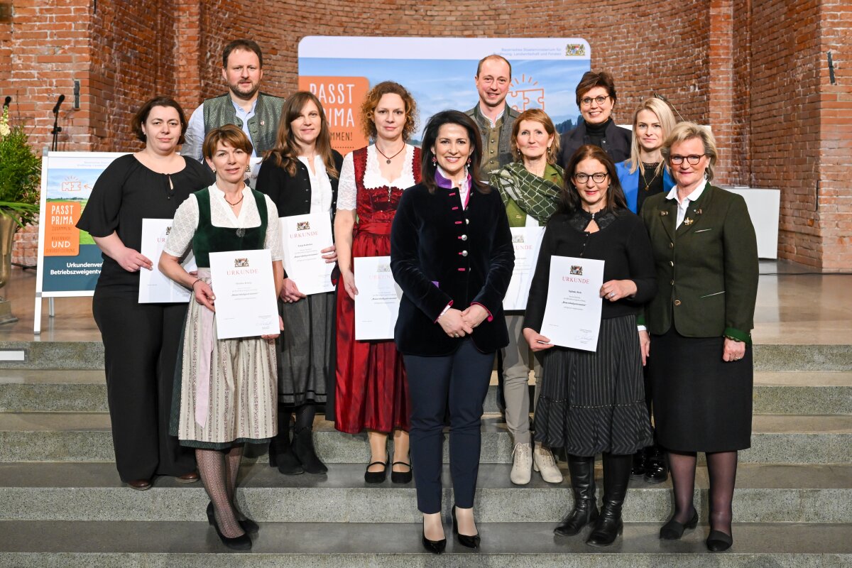 Ministerin Michaela Kaniber mit den Ausgezeichneten der Betriebszweigentwicklung Bauernhofgastronomie