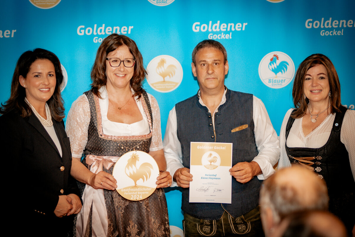 v. l. Ministerin Michaela Kaniber, Ute und Michael Geymann vom Ferienhof Eisner/Geymann, Angelika Soyer, 2. Vorsitzende Blauer Gockel