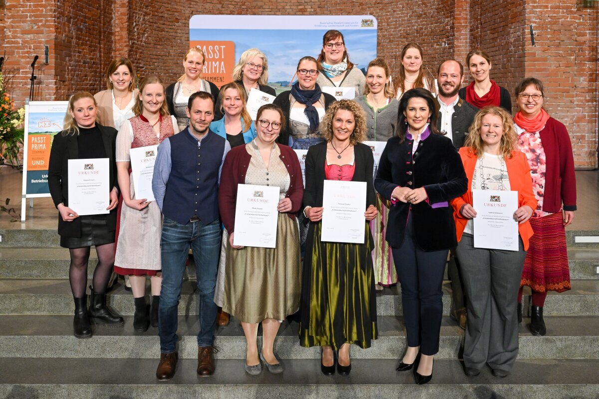 Ministerin Michaela Kaniber mit den Ausgezeichneten der Betriebszweigentwicklung Erlebnisbäuerinnen und Erlebnisbauern