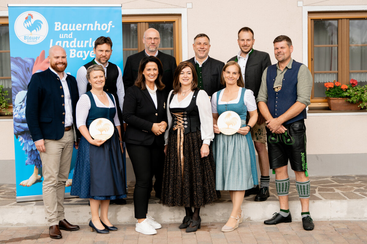 v.l.: Landtagsabgeordneter Konrad Bauer, Rosi Holzner vom Edmeierhof, Staatsministerin Michaela Kaniber, Vorsitzende Angelika Soyer, Dorothea Schroll vom Staller Ferienhof, Gastgeber Thomas Reitmaier vom Huberhof; hinten v.l.: Thomas Holzner vom Edmeierhof, Thomas Pletschacher und Michael Seebauer vom Knogler-Bauer, Thomas Schroll vom Staller Ferienhof. 