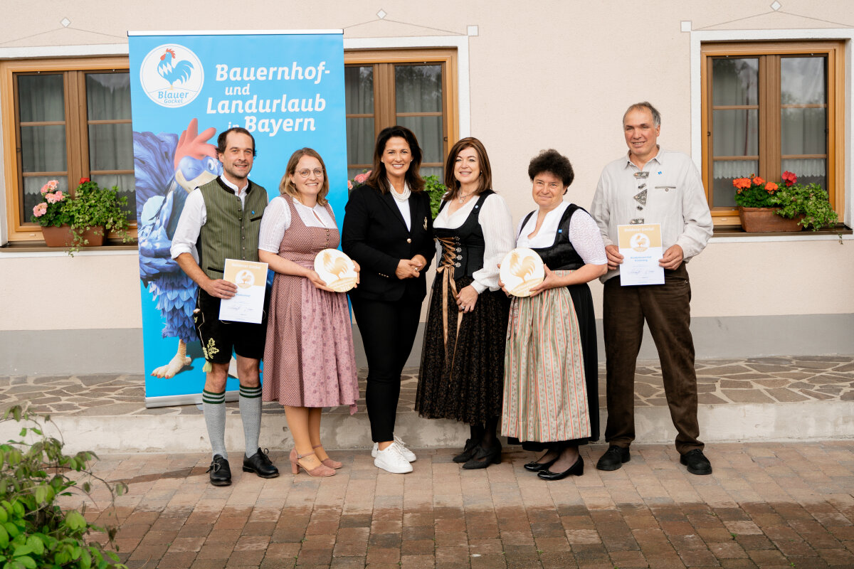 v.l.: Florian und Carina Klotz vom Widdumhof, Staatsministerin Michaela Kaniber, Vorsitzende Angelika Soyer‚ Tanja und Reinhold Hindelang vom Kinderbauernhof Hindelang.