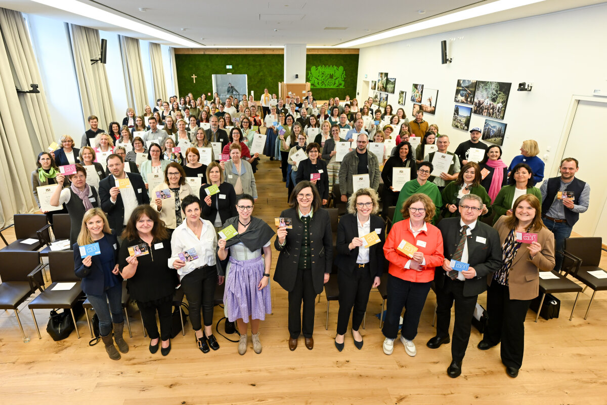 Gruppenbild der Teilnehmer bei der Urkundenverleihung Betriebszweigentwicklung
