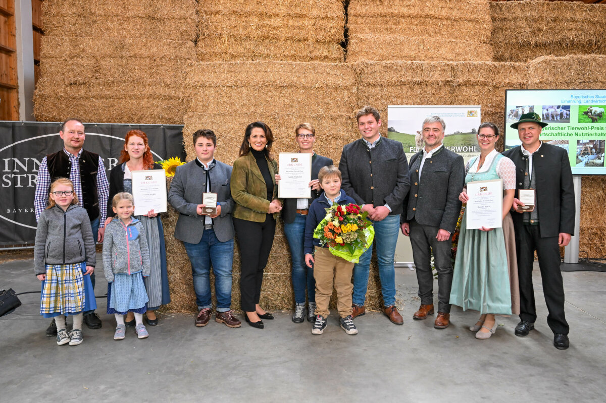 Staatsministerin Michaela Kaniber mit den Preisträgerfamilien Straßer, Klöck und Markstein.