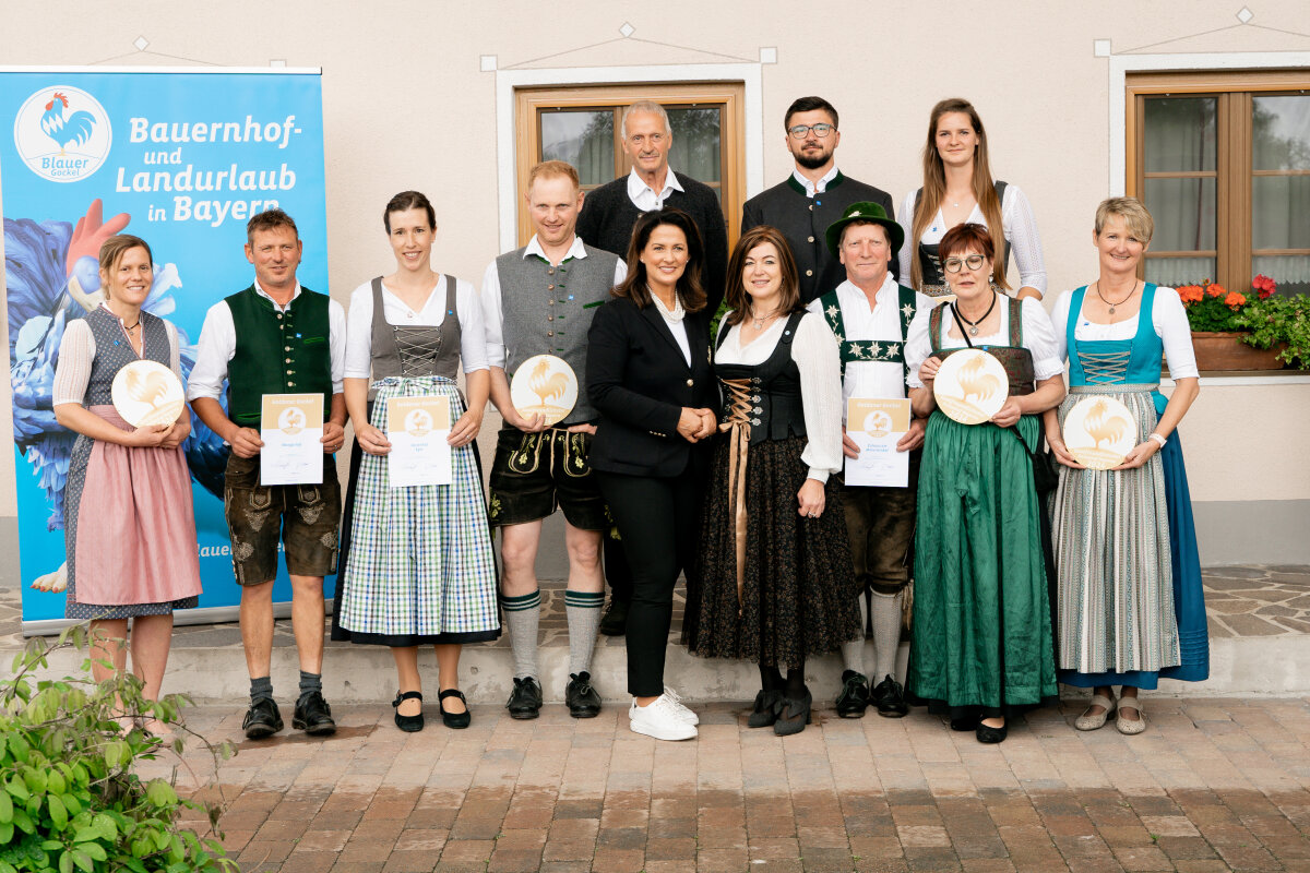 v.l.: Elisabeth und Christian Weber vom Wangarhof, Sonja und Johannes Eger vom Ferienhof Eger, Staatsministerin Michaela Kaniber, Vorsitzende Angelika Soyer, Josef und Jill Müller-Zeller vom Zuhaus am Malerwinkel, Helga Eggel mit hinten v.l.: Reinhold Eggel, Nenat und Marina Eggel vom Landhaus Eggel.