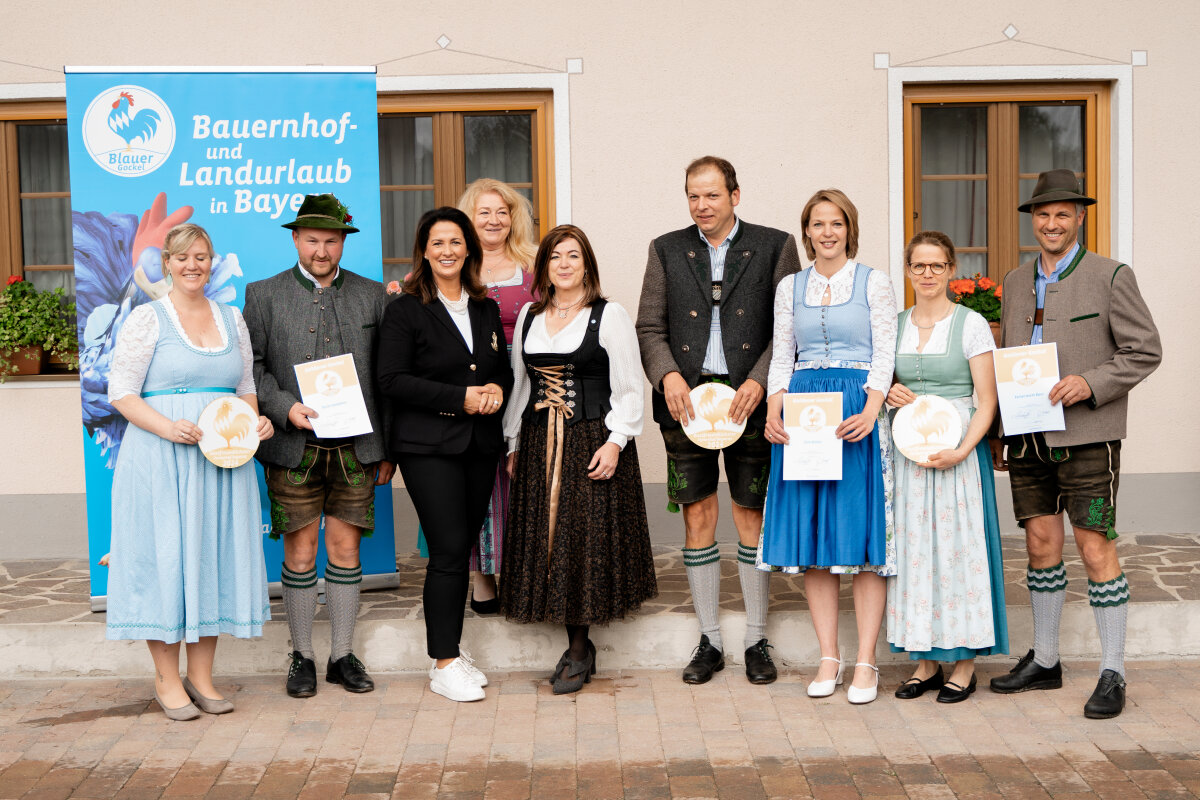 v.l.: Ramona und Stephan Käser vom Beim Hansbaur, Staatsministerin Michaela Kaniber, Vorsitzende Bayerisches Alpenland Helga Gretschmann, Vorsitzende Angelika Soyer, Johann und Christina Mair vom Ferienhof Zum Koanz, Elisabeth und Toni Unhoch von Ferien beim Baur. 