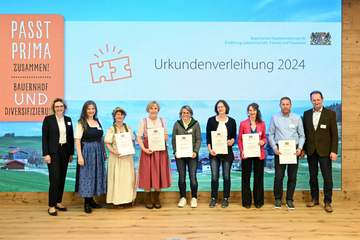 Gruppenbild mit allen Ausgezeichneten der Betriebszweigentwicklung "Soziale Landwirtschaft"