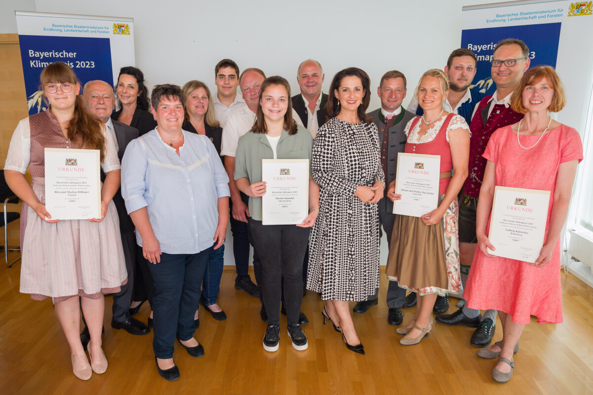 Gruppenbild mit Ministerin Michaela Kaniber und den Preisträgerinnen und Preisträgern des Klimapreises 2023