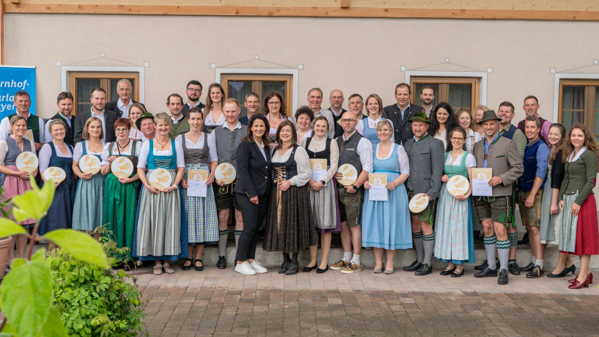 Gruppenbild mit Ministerin und allen Gewinnern des Goldenen Gockels