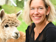 Sonja Schreiber mit Alpaka