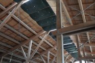 Dach aus Holz mit Listfirst im Stall (Innenansicht)