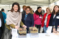 Staatsministerin Kaniber und Landesbäuerin Anneliese Göller am Stand von Erlebnis Bauernhof auf der Bauernmarktmeile in München.