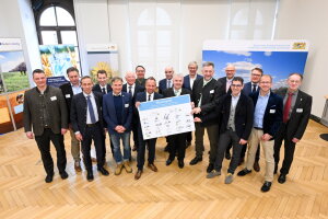 Gruppenbild der Unterzeichner des bayerischen Wasserpakts