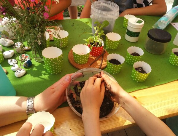 Kinderprogramm Pflanzenansäen – Schul- und Kinderprogramme gibt es Vielfältige am Stand des Landwirtschaftsministeriums, so wird zum Beispiel auch das Gärtnern näher gebracht und gezeigt wie man Seedballs macht und Pflanzen ansät.