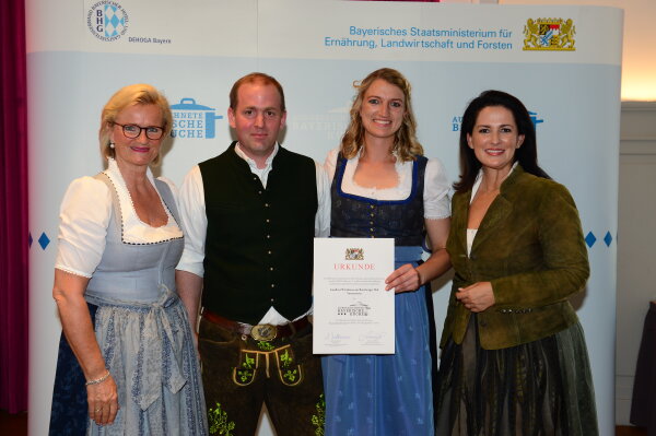 v.l.: Angela Inselkammer, Christoph Link, Anna Link, Staatsministerin Michaela Kaniber