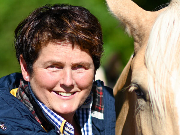Regina Fuchsberger neben einem Pferd
