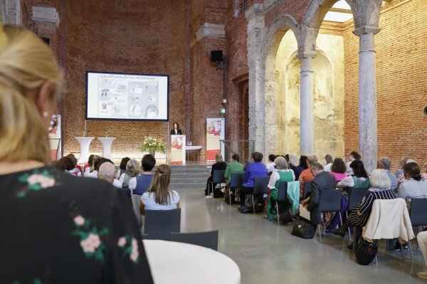 Blick auf das Publikum in der Allerheiligenhof-Kirche bei der Abschlussveranstaltung Landfrauen-Forum Bayern.