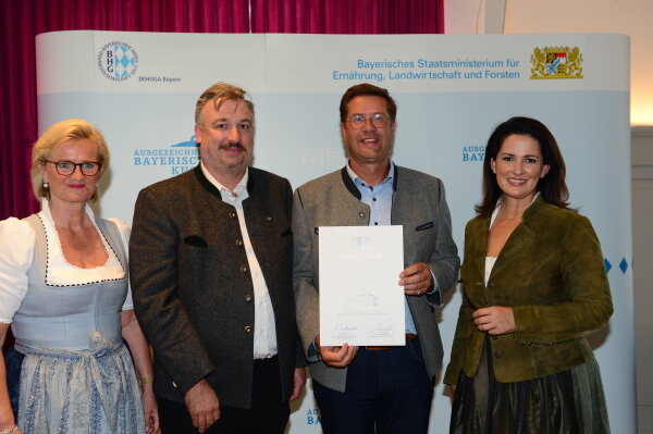 v.l.: Angela Inselkammer, Harald Schreib, Joost von Nagell, Staatsministerin Michaela Kaniber
