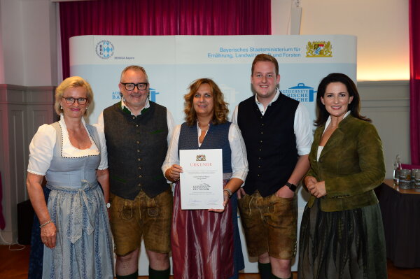 v.l.: Angela Inselkammer, Kaspar Wagner, Gerti Wagner, Fabian Wagner, Staatsministerin Michaela Kaniber