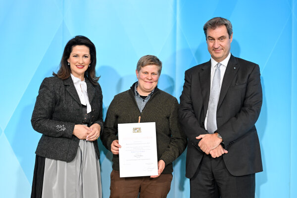 (v. l.) Ministerin Michaela Kaniber; Nora Wölfert, Biohof Wölfert; Ministerpräsident Dr. Markus Söder
