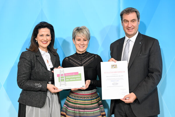 (v. l.) Ministerin Michaela Kaniber; Anna Landes, Hofladen Landes; Ministerpräsident Dr. Markus Söder