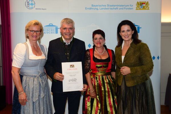 v.l.: Angela Inselkammer, Reinhard Schreiber, Claudia Schreiber, Staatsministerin Michaela Kaniber