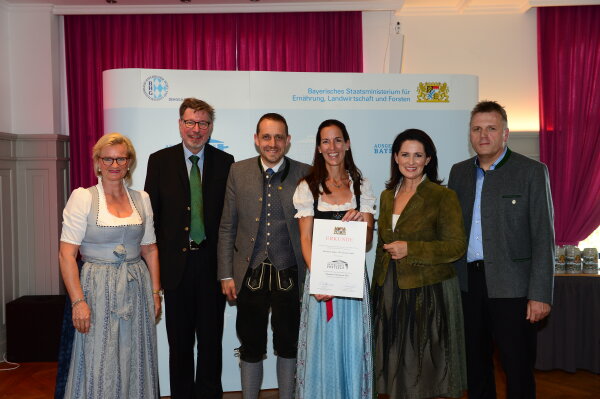 v.l.: Angela Inselkammer, Georg Schneider VI,  Alexander Egger, Katrin Wickenhäuser-Egger, Staatsministerin Michaela Kaniber, Stefan Stang