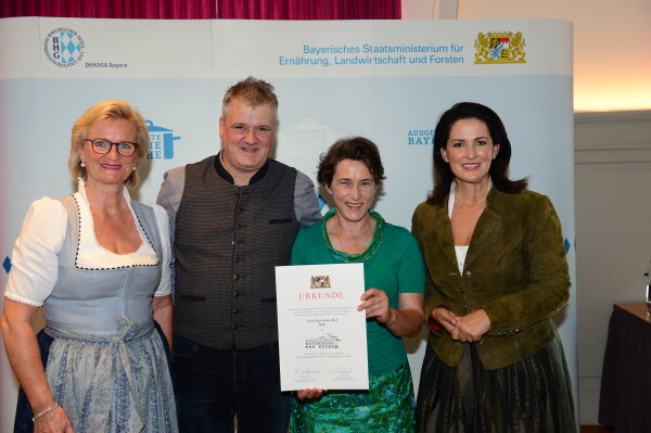 v.l.: Angela Inselkammer, Martin Scheuerlein, Heidi Scheuerlein, Staatsministerin Michaela Kaniber