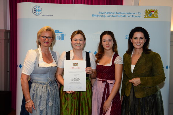v.l.: Angela Inselkammer, Simone Merkle, Lina Lattner, Staatsministerin Michaela Kaniber