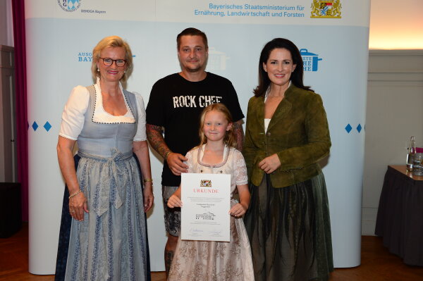 v.l.: Angela Inselkammer, Tobias Müller, Bella Müller, Staatsministerin Michaela Kaniber