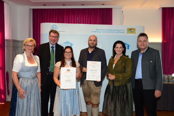 v.l.: Angela Inselkammer, Georg Schneider VI, Sophia Frei, Alexander Roddatz-Bianco, Staatsministerin Michaela Kaniber, Stefan Stang