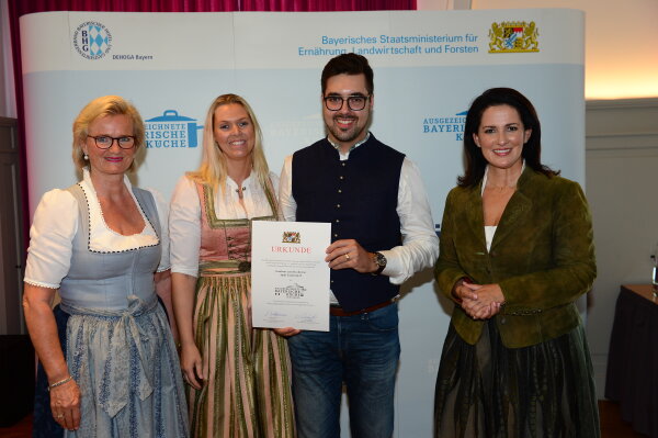 v.l.: Angela Inselkammer, Carina Amende, Laurence Amende, Staatsministerin Michaela Kaniber
