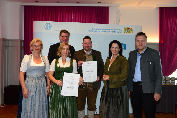 v.l.: Angela Inselkammer, Georg Schneider VI,  Juliette Riemhofer, Wolfgang Riemhofer, Staatsministerin Michaela Kaniber, Stefan Stang