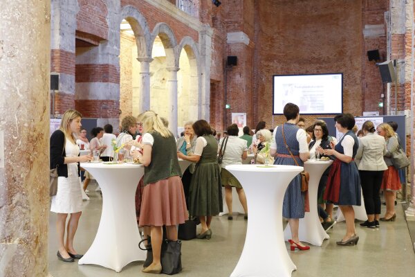 Nach der offiziellen Veranstaltung tauschten sich die Landfrauen in der Allerheiligen-Hofkirche aus und vernetzten sich.